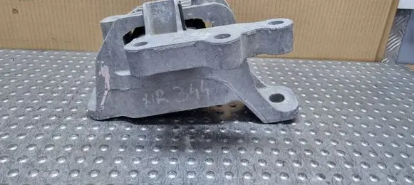 Engine mount vacuum valve