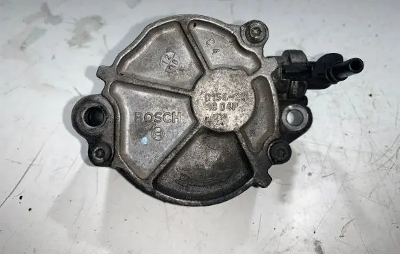 Mazda 3 I Vacuum pump d1562b