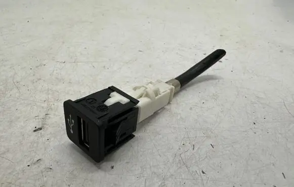 BMW 3 G20 G21 USB socket connector 9299294