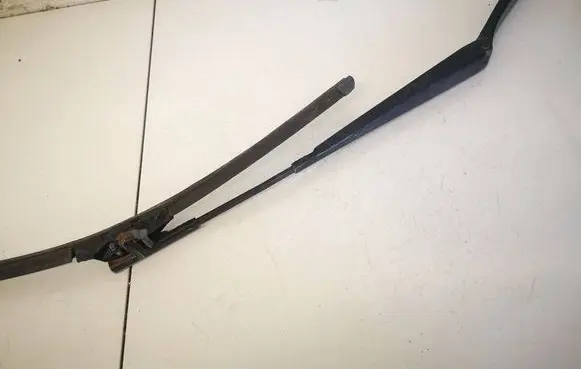 Skoda Octavia Mk2 (1Z) Front wiper blade arm 1Z1955409