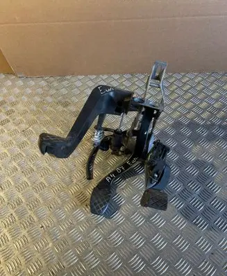 Audi A4 S4 B7 8E 8H Pedal assembly 8E1721117D