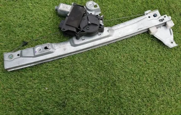 Peugeot 308 Front door window regulator motor 9657247580 0130822369