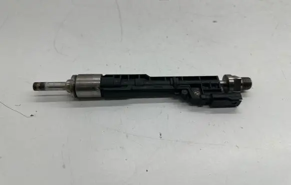 BMW 5 F10 F11 Fuel injector 13647597870