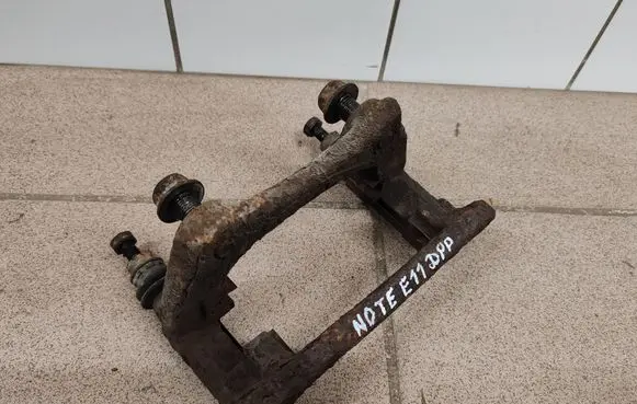 Nissan Note (E11) Front Brake Caliper Pad/Carrier 