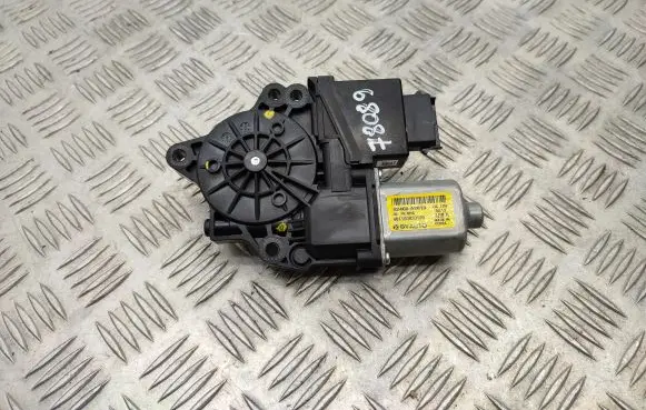 KIA Ceed Front door window regulator motor 82460A2010
