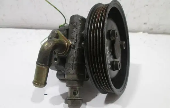 Volkswagen PASSAT B5 Power steering pump 800145156L 058145255B