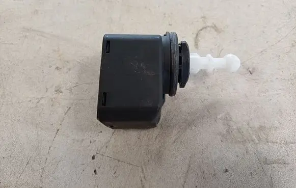 Skoda Fabia Mk2 (5J) Headlight level adjustment motor 00883000