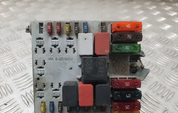 Audi A3 S3 8L Fuse module 46763650