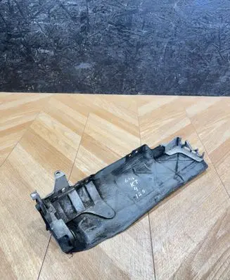 Mercedes-Benz C W204 Air filter cleaner box bracket assembly 