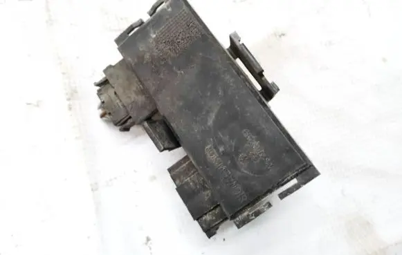 Volkswagen PASSAT B3 Tail light bulb cover holder 333945259