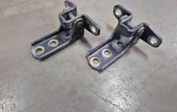 Mitsubishi L200 Front door hinge set 