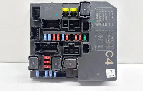 Nissan Juke I F15 Fuse module 284B71KA0B 52683HF08 2691020596