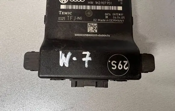Volkswagen Golf V Gateway control module 1K0907530E 1K0907951 0325