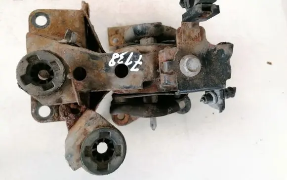 Nissan X-Trail T30 Engine mount bracket