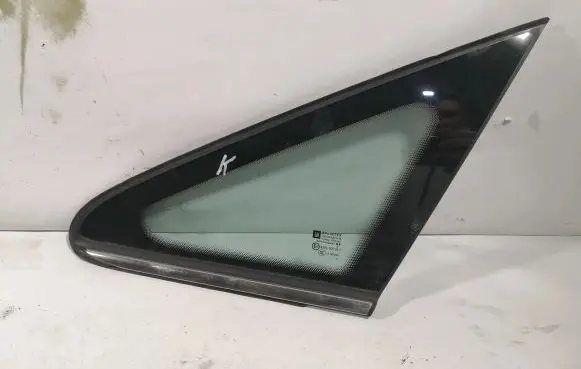 Opel Zafira B Front triangle window/glass E643R007951 E000255