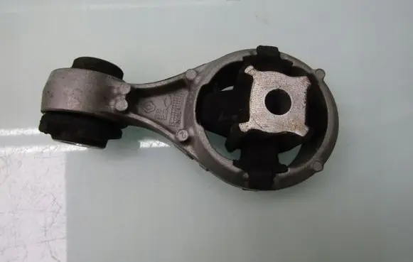 Nissan X-Trail T31 Engine mounting bracket F6226140