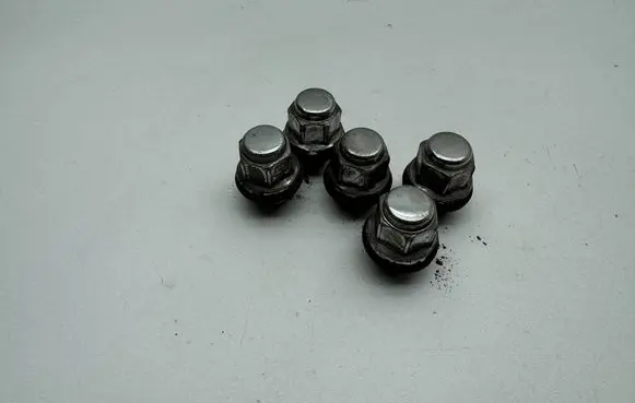 Toyota Avensis T270 Nuts/bolts 