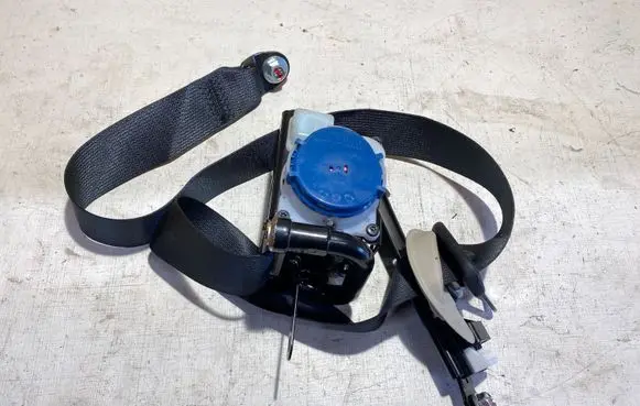 Mitsubishi Outlander Front seatbelt 305257810