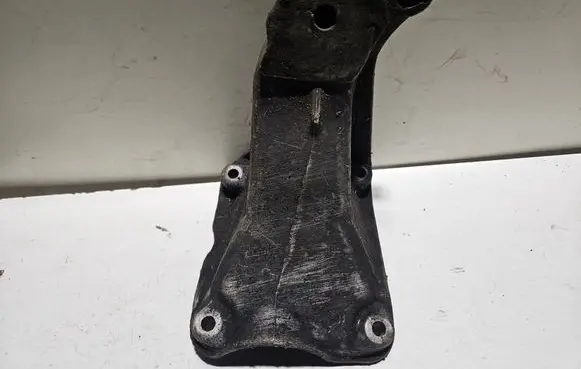 Engine mounting bracket