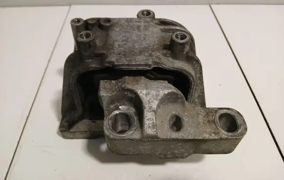Volkswagen PASSAT B7 Engine mount bracket 1K0199262