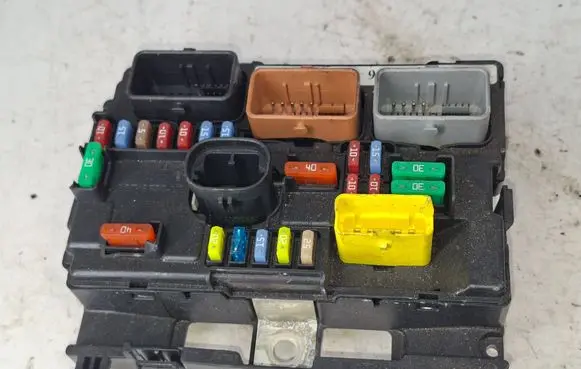 Peugeot 208 I Fuse module 9667199680