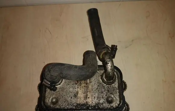 Volvo S60 Engine oil radiator 8677974