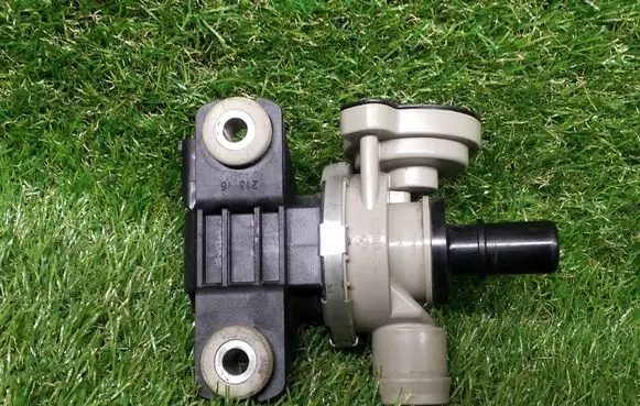 BMW 3 F30 F35 F31 Fuel tank valve 7303949