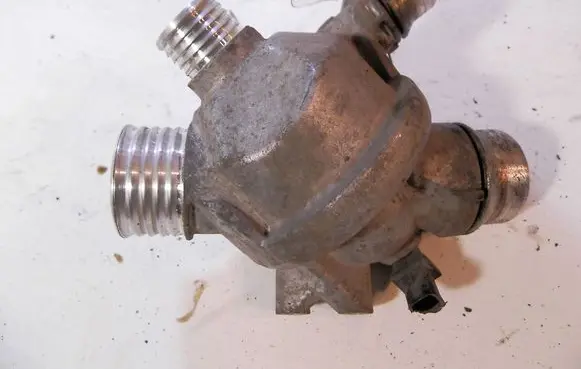 BMW X3 E83 Thermostat housing 