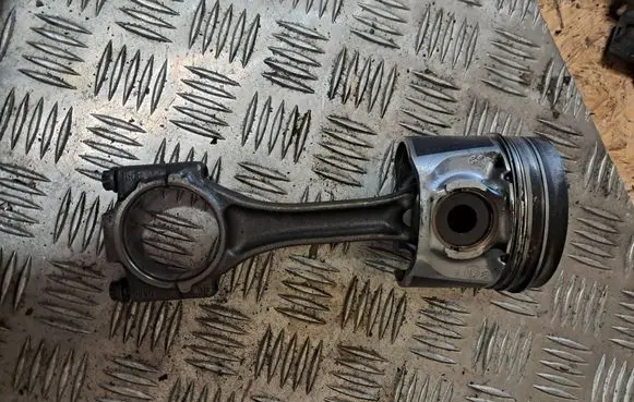 Ford Galaxy Piston 045C