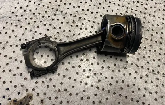Volkswagen Caddy Piston with connecting rod