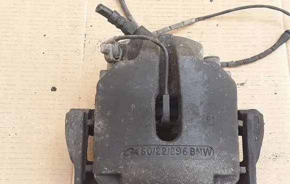 BMW 5 E39 Front brake caliper 6022296