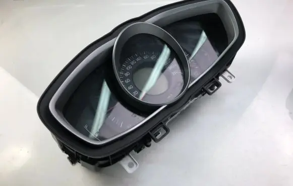Volvo V40 Speedometer (instrument cluster) 31453100