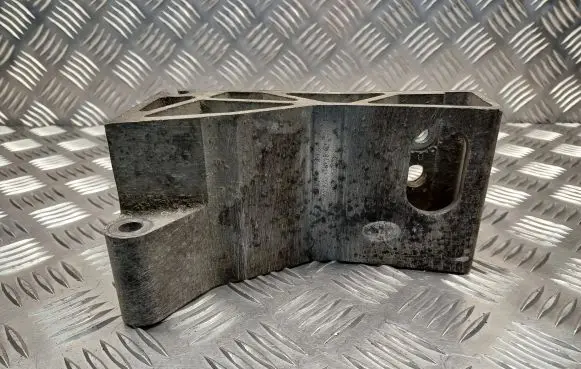 Volvo V70 Engine mounting bracket 8684381