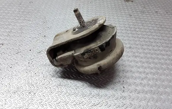 Engine mount bracket