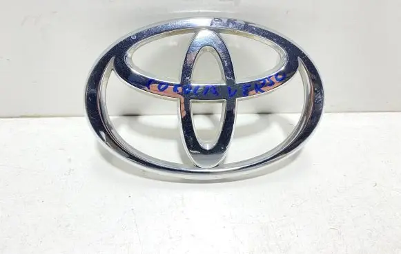 Toyota Corolla Verso E121 Manufacturer badge logo/emblem 