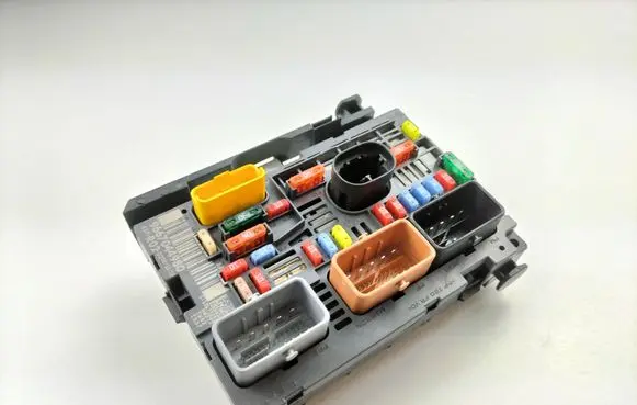 Citroen C5 Fuse module 9667044980
