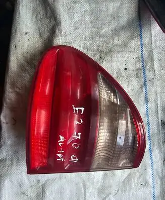 Mercedes-Benz E W210 Tailgate rear/tail lights 1985038