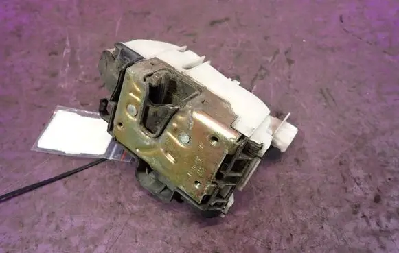 Volkswagen Golf IV Front door lock 