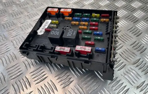Volkswagen PASSAT B6 Fuse module 3C0937125