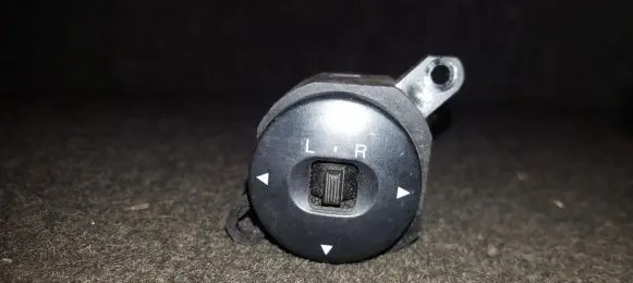 Mazda 626 Wing mirror switch 5x6