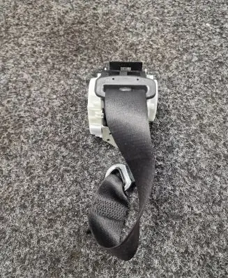 BMW M5 Middle seatbelt (rear) 9163241