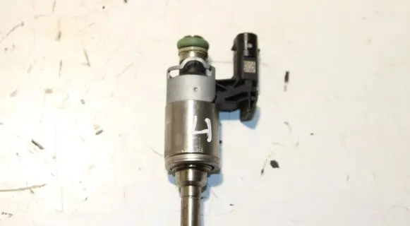 Volkswagen Golf VII Fuel injector 04E906036E