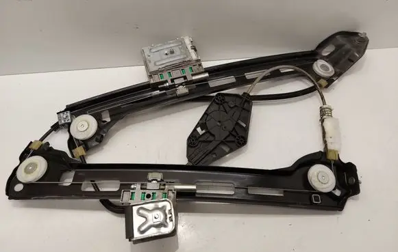 Rear window lifting mechanism without motor