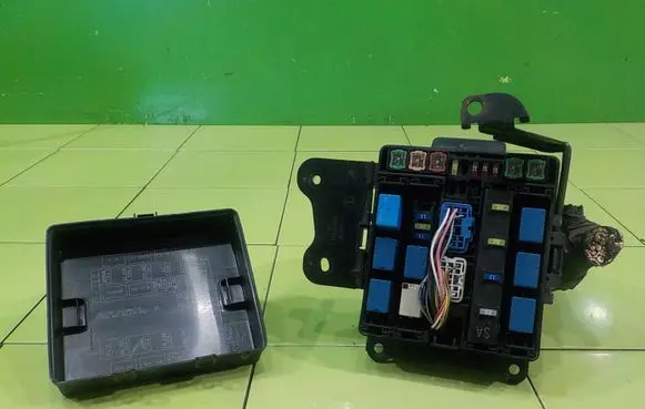 Suzuki Grand Vitara II Fuse box set BEZPIECZNIKOW UP103