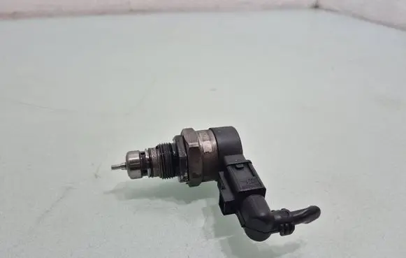 Volkswagen PASSAT CC Fuel pressure regulator 057130764H 0281002859