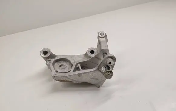 Volvo V60 Engine mounting bracket 31670033