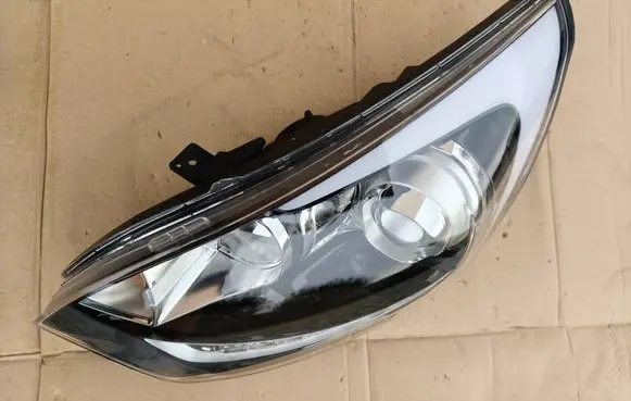 KIA Rio Headlight/headlamp 921011W290