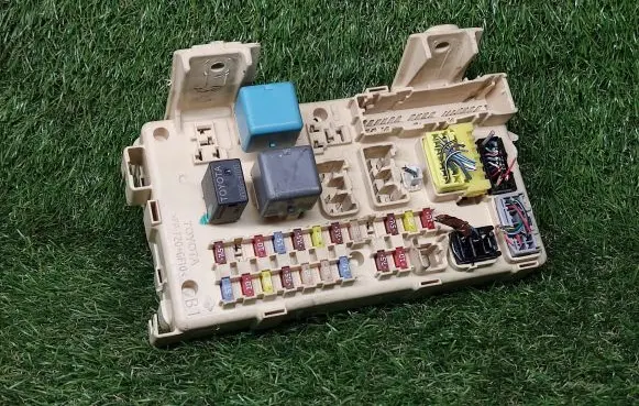 Toyota Avensis T250 Power management control unit 9008087013 9008087030