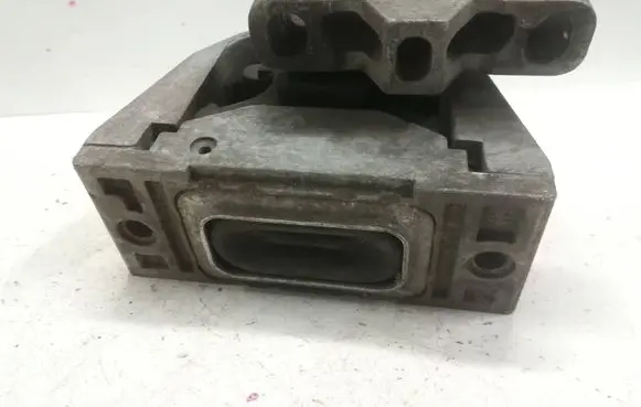 Seat Leon (1M) Engine mount bracket