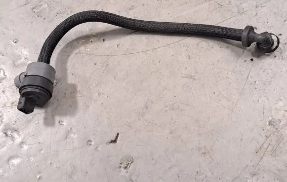 BMW M5 Breather/breather pipe/hose 7636149